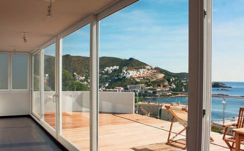 Interior com porta oscilo-paralela